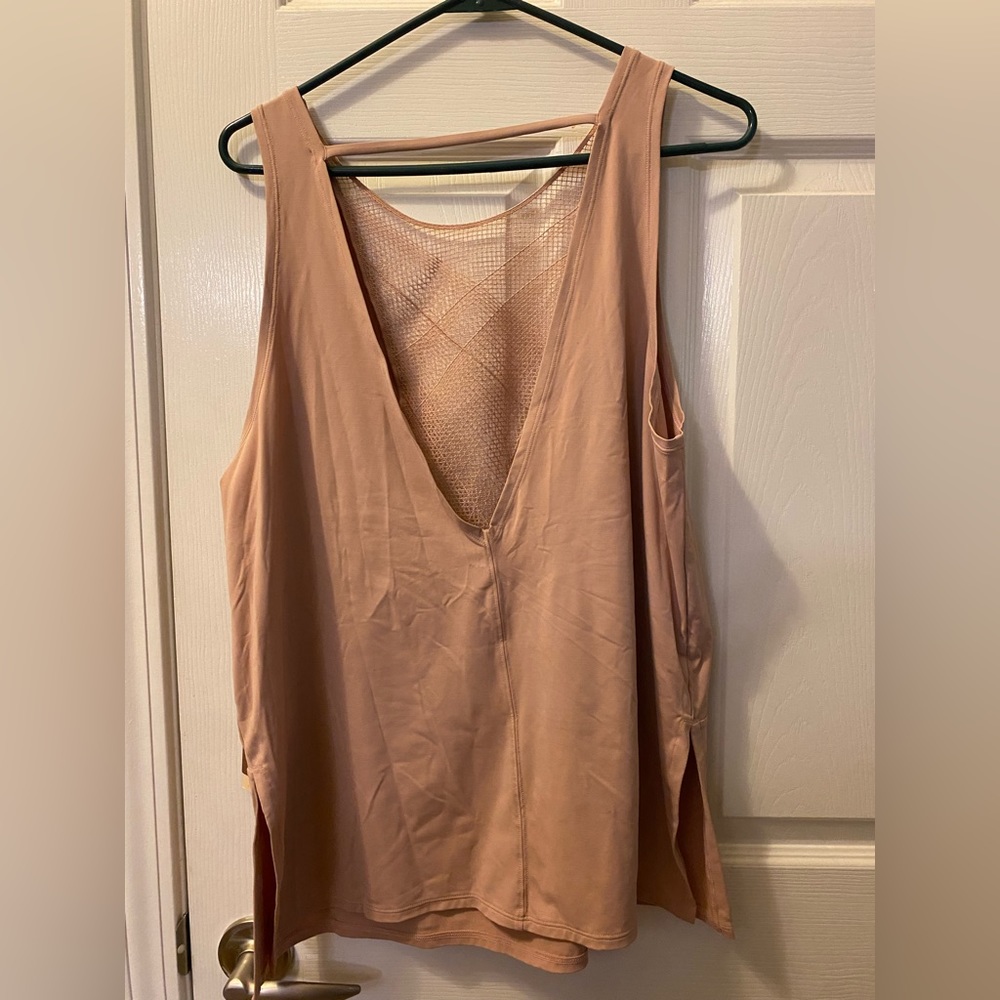 Under Armor Women’s XXL mauve workout top with V in front and lace back.
